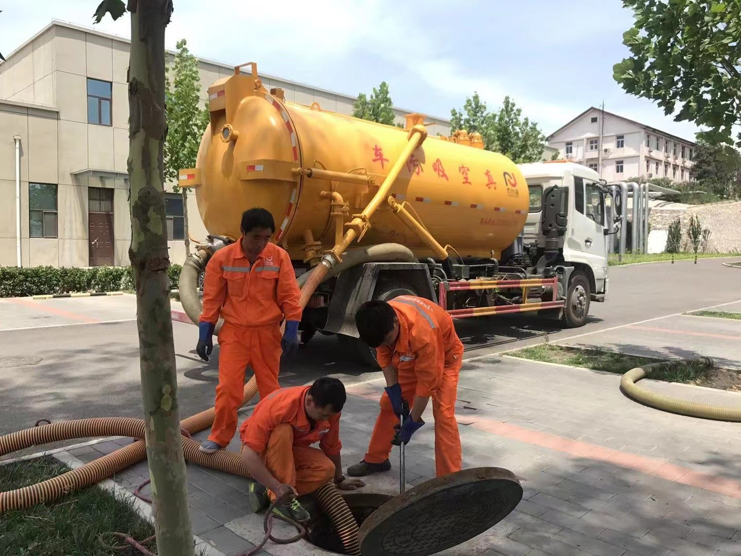 涟水管道疏通车停在窨井附近